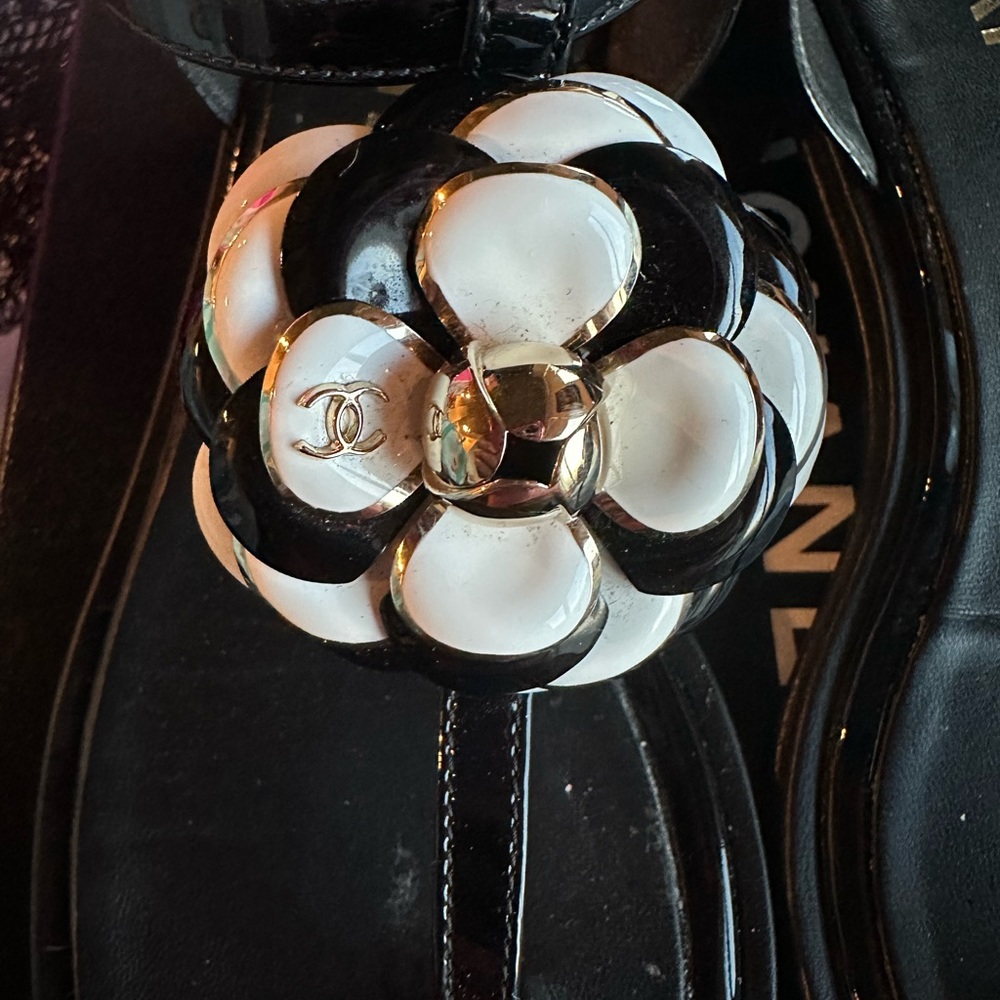 Chanel patent flower sandals - Picture 7 of 7